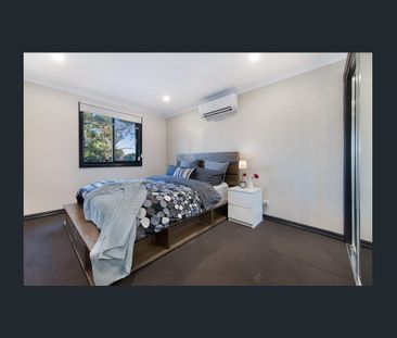 Stylish & Spacious Living in Leafy Blackburn - Photo 4