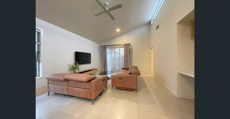 PREMIUM FAMILY LIVING IN ROCHEDALE! - Photo 2