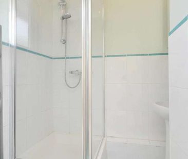 Highclere Court, Knaphill, GU21 - Photo 4