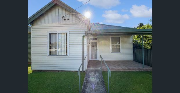 Charming 3 Bedroom Cottage - Photo 1