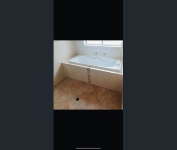 Spacious 4-Bedroom Family Home with Double Garage and Private Yard - Photo 4