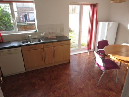 4 bedroom House To Let - Photo 5