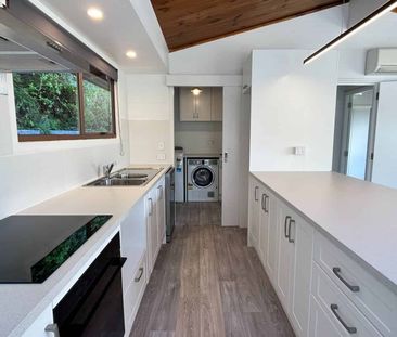 Recently renovated Sunshine Bay home - Photo 1