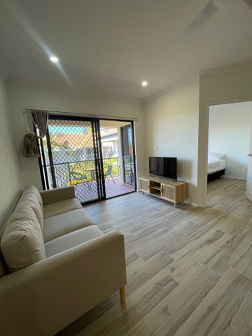 Centrally located, Freshly renovated Apartment! - Photo 2