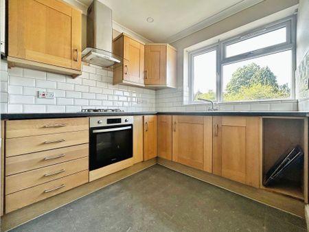 3 bed flat to rent in Springfield Road, Windsor, SL4 - Photo 3