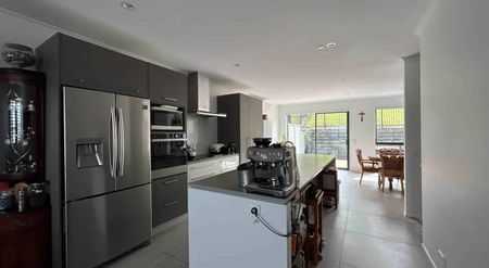 IMMACULATE 3 BEDROOM HOME - Photo 3