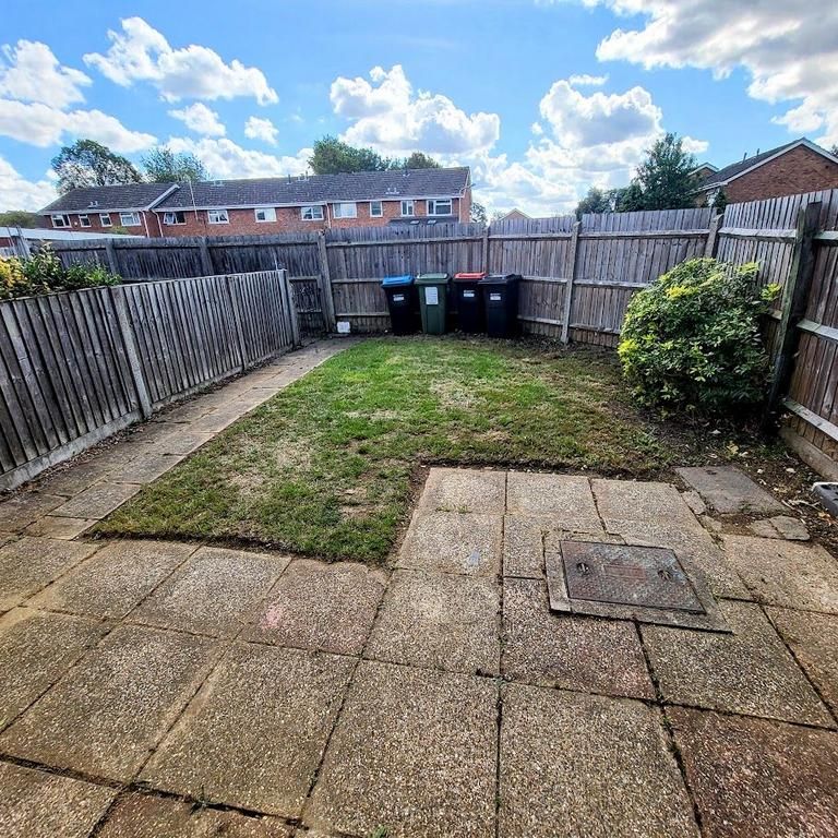 2 bedroom end of terrace house to rent - Photo 1