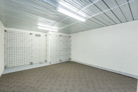 Large Family Home Elevated On Elliott Street - Photo 2