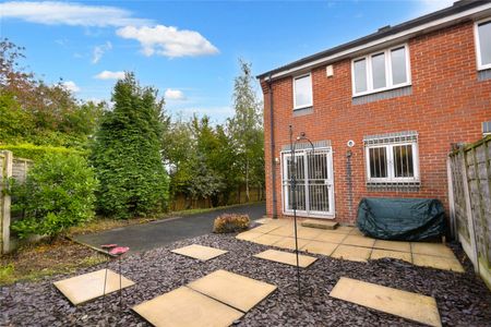 20, Middleham Moor, Leeds, West Yorkshire, LS10 4TS - Photo 2