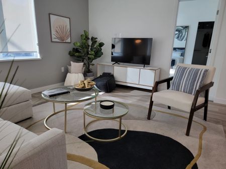 Large Luxury Main Floor 2 bedroom plus den Condo near Downtown – Pet Friendly! - Photo 2