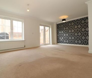 4 bedroom end of terrace house to rent - Photo 1