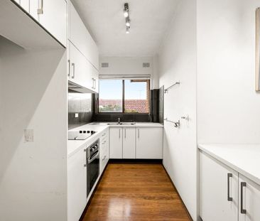 North-Facing Top-Floor 3 Bedrooms Retreat with Light, Space & Style - Photo 4