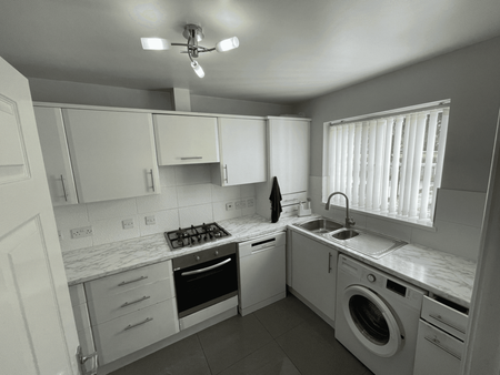 3 bedroom detached house to rent - Photo 3