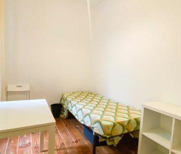 Room in a shared 8-bedroom apartment for rent in Lisbon, all bills included - Foto 2
