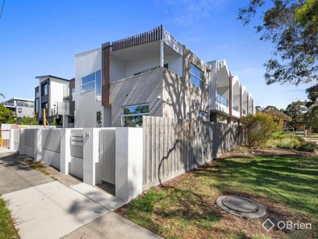 “World Class Luxury Living By The Parkland And Bay!” - Photo 2