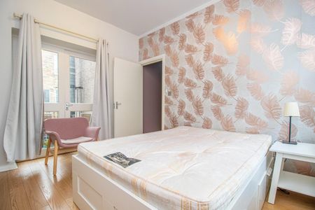 3 bedroom Flat To Let - Photo 2