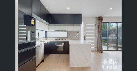 Modern 4-Bedroom Townhouse in the Heart of Vibrant Carnegie - Photo 2