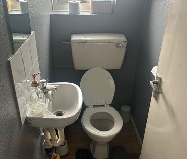 Room in a Shared Flat, Heathfield Place, SW18 - Photo 6