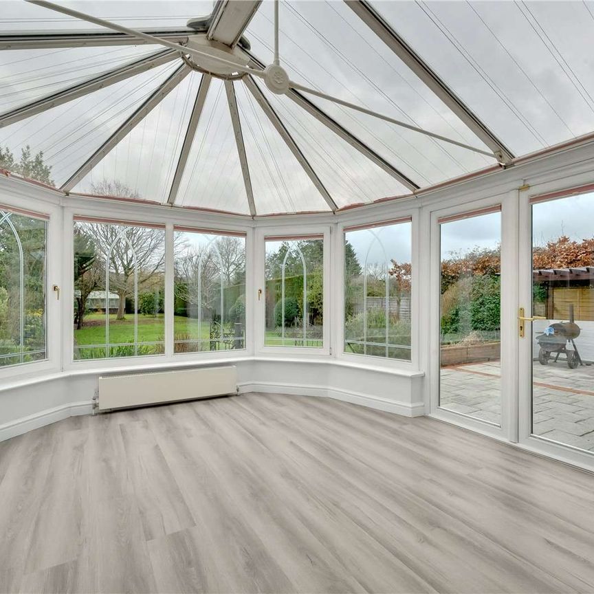 An impressive 5 bedroom gated home in Esher. - Photo 1