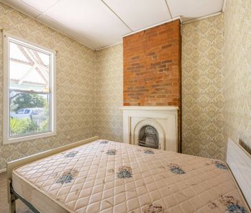 LARGE 4 BEDROOM HOUSE WITH COTTAGE CHARM - Photo 4