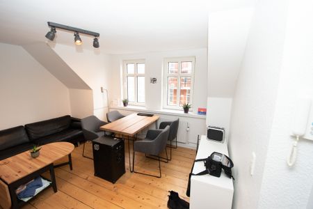 Lys lejlighed med moderne køkken og hyggelig gårdhave - Photo 2