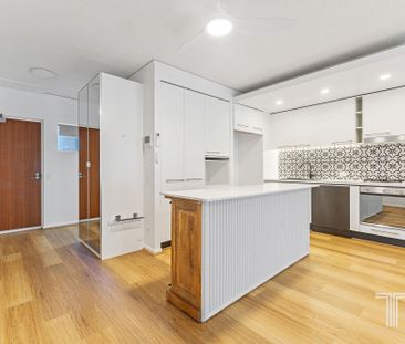 Spacious Renovated Unit in the Heart of Bulimba - Photo 4