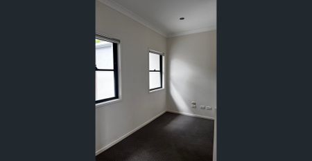 SPACIOUS TOWNHOUSE LOCATED IN WAKERLEY - Photo 3