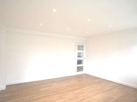 3 bedroom flat to rent - Photo 3