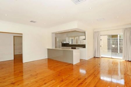 A rare opportunity to live in a suburb with an amazing quality of life - a stone's throw from Kensington Gardens Reserve. - Photo 5