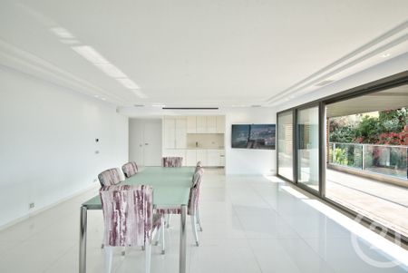 Location Appartement 5 pièces 148m² NICE 06300 - Photo 3