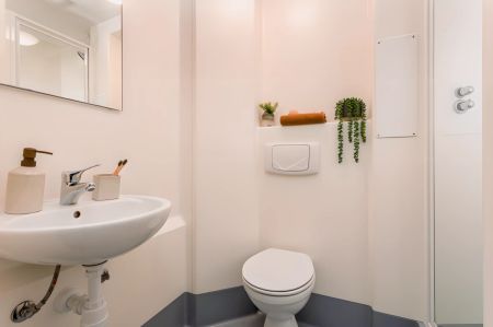 Extra Large Ensuite - Photo 3