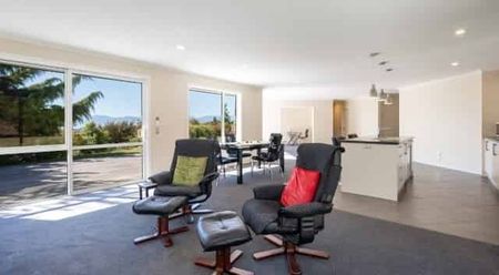 Three bedroom home in tranquil setting - Photo 3