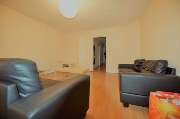 2 bedroom Flat in 14 Ragland Road, Leeds - Photo 1