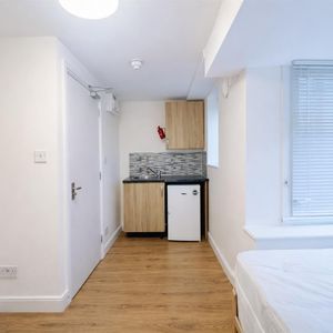 Coniston Avenue, Perivale, Greenford UB6, London - Photo 2