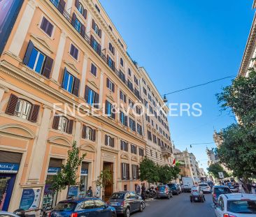 Appartamento elegante in edificio storico con ascensore e portineria - Photo 3