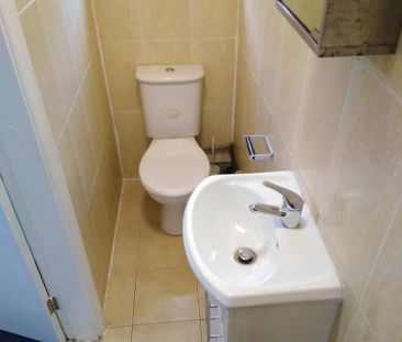 1 bedroom in a flat share to rent - Photo 1