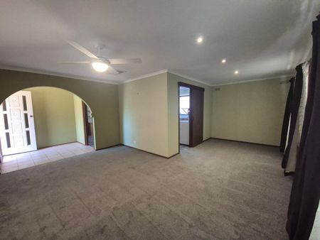 Three Bedroom House - Photo 2