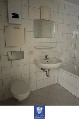 Pirna! EBK möglich! Individuelle und großzügige 2-Zimmerwohnung mit Wannenbad! - Photo 3