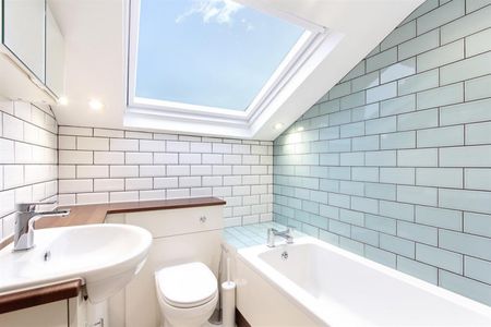 1 bedroom Flat To Let - Photo 2