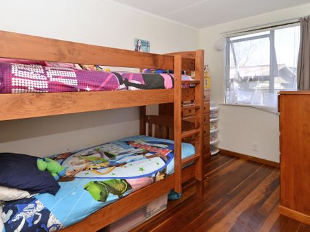 Perfect for a small family - 2 Bedrooms Plus 2 room Utility - Great storage - Photo 4