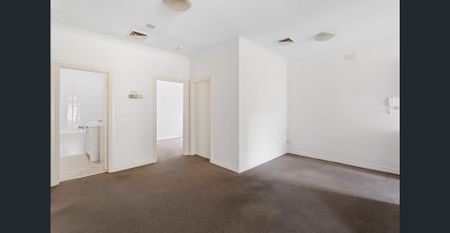 LARGE THREE BEDROOM PROPERTY - Photo 3