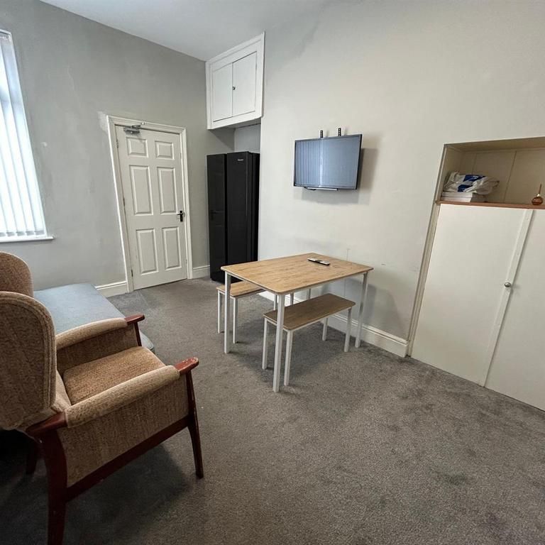 1 bedroom in a house share to rent - Photo 1