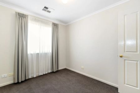 Light Filled Family Home In - Convenient Location - Photo 3