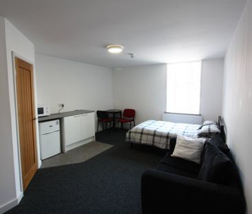 1 bed Studio - To Let - Photo 2
