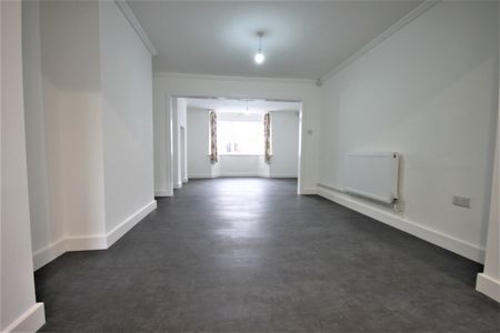 Moor Allerton Crescent, Leeds, West Yorkshire - Photo 2