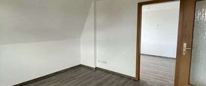 Dachgeschosswohnung in Fraureuth mit Einbauküche - Photo 1