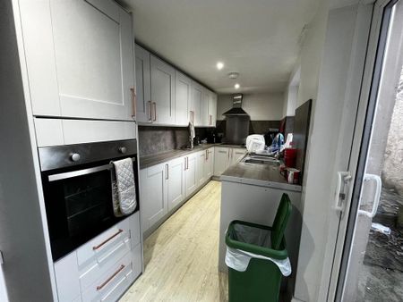 4 bedroom private hall to rent - Photo 2