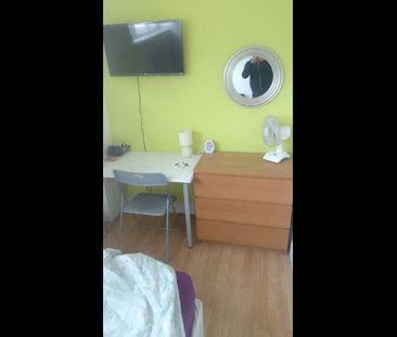 Room in a Shared House, Newbury Park, IG3 - Photo 1