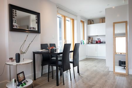 3 Bed Penthouse, Salcombe Court, E14 - Photo 2