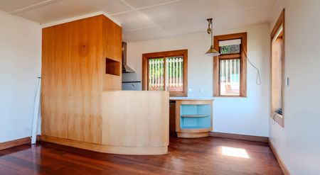 3 Bedroom Home in Brooklyn - Photo 2